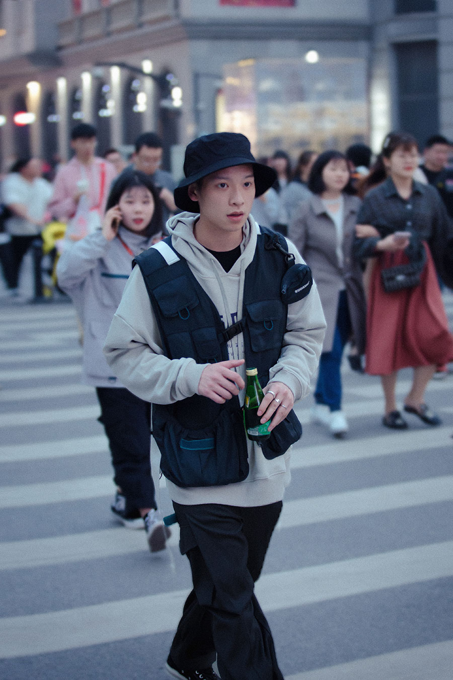 简约混搭的江城边漫步者