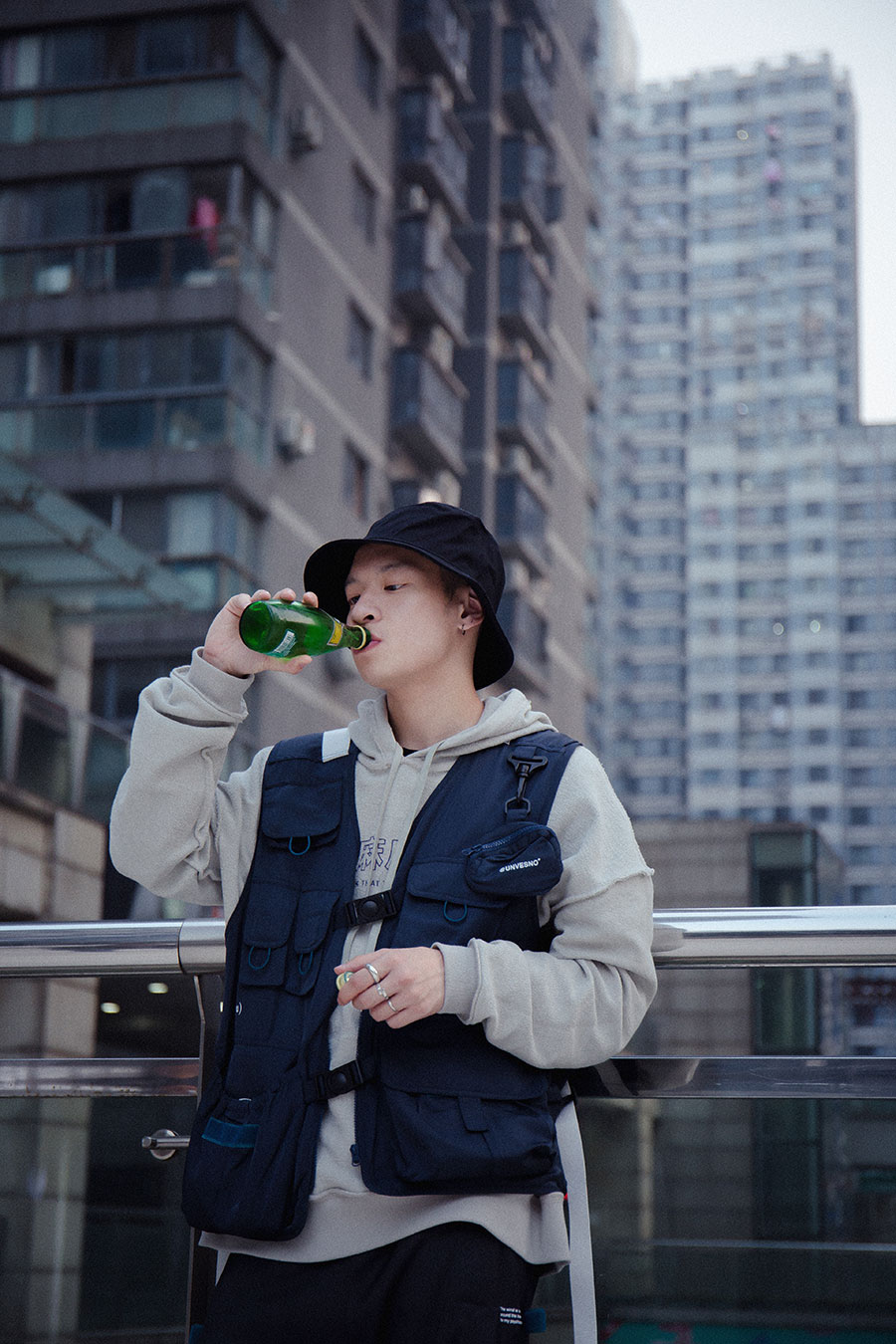 简约混搭的江城边漫步者